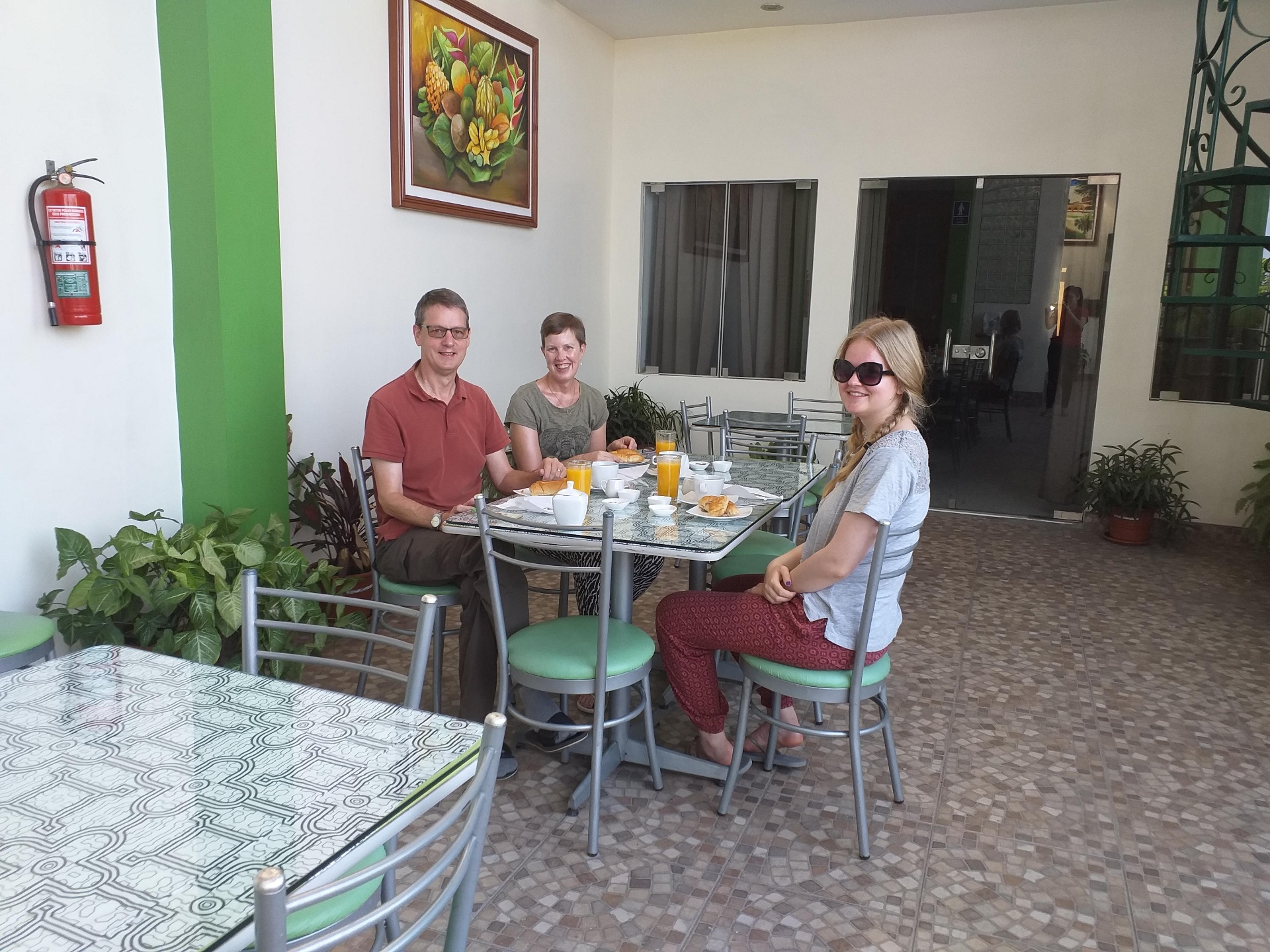 Huéspedes desayunando